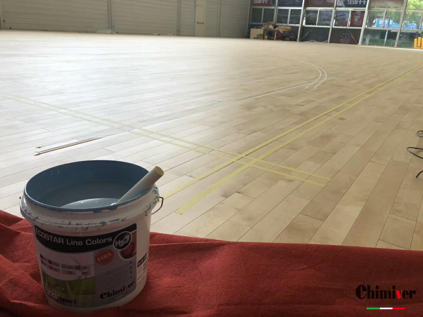 篮球在木地板|篮球场为什么都喜欢用运动木地板呢 篮球场运动木地板怎么保养